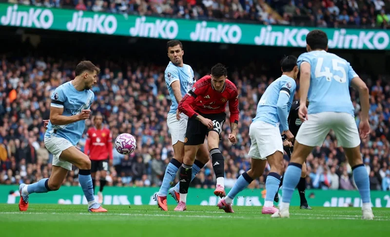 Phong độ Arsenal vs Man City đối lập nhau